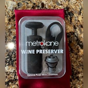 New Metrokane Wine Preserver Vacuum Pump With 2 Stoppers Black w/ Storage Case!